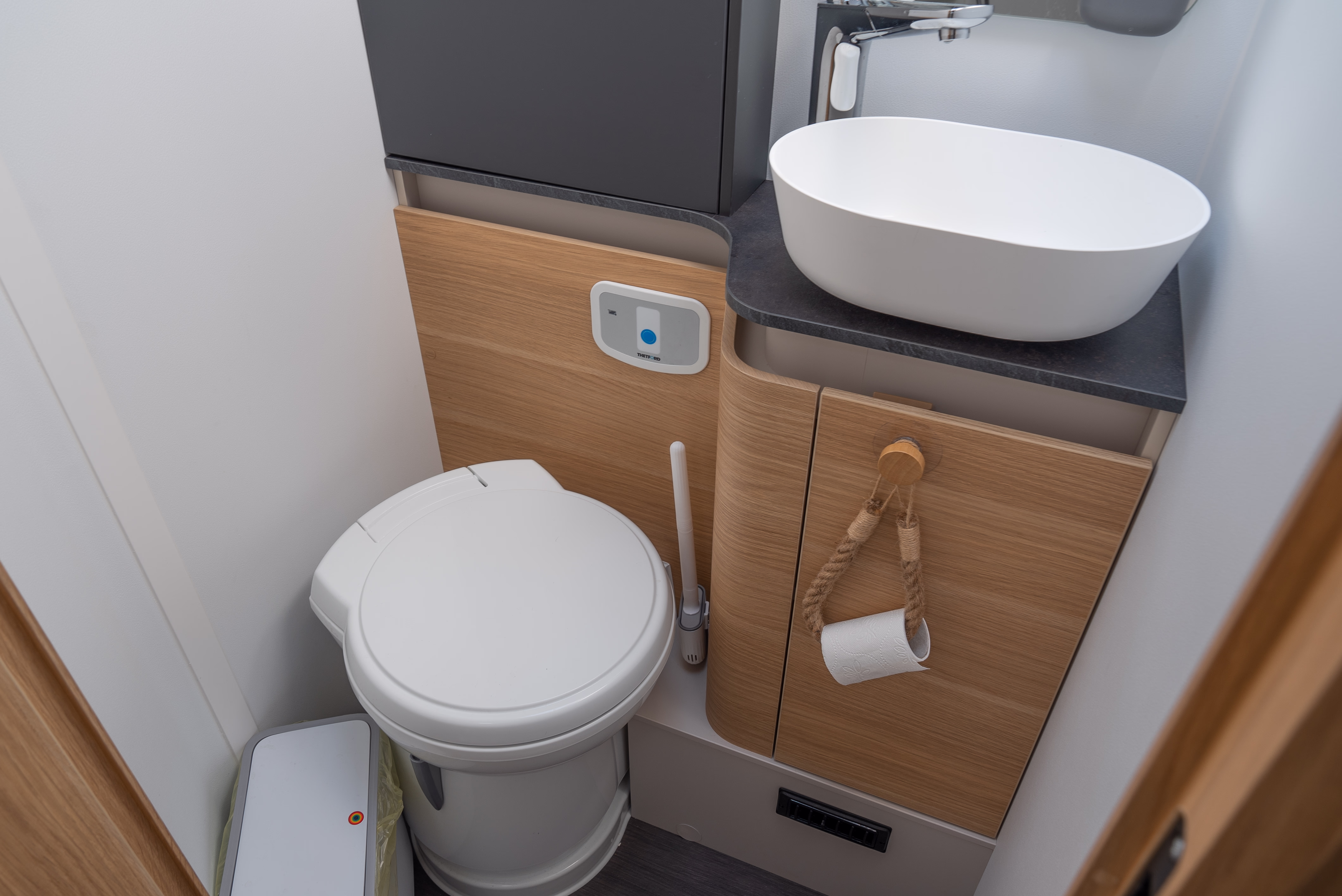 Adria Matrix Axess 650 SL kemperio tualetas, atskiras nuo dušo